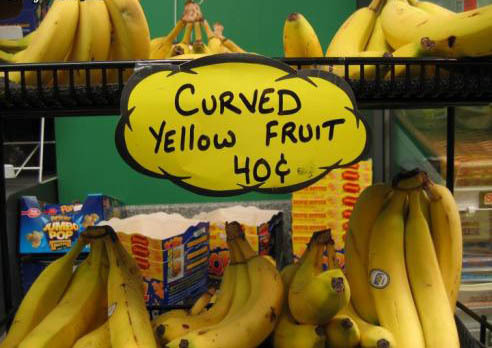Fruta curva e amarela